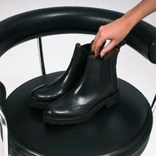 Load image into Gallery viewer, Wing tip chelsea boot black