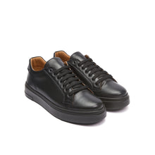 Load image into Gallery viewer, Classic lace-up sneaker black