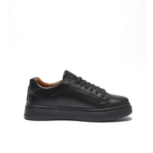 Load image into Gallery viewer, Classic lace-up sneaker black