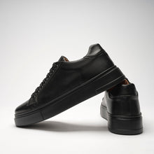 Load image into Gallery viewer, Classic lace-up sneaker black