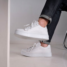 Carica l'immagine nel visualizzatore di Gallery, Classic lace-up sneaker white