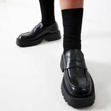Carica l'immagine nel visualizzatore di Gallery, Penny loafer black