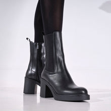 Carica l'immagine nel visualizzatore di Gallery, Heeled chelsea boot black