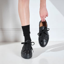 Charger l'image dans la galerie, Classic lace-up sneaker black