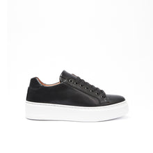Load image into Gallery viewer, Classic lace-up sneaker black
