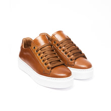 Carica l'immagine nel visualizzatore di Gallery, Classic lace-up sneaker tan brown