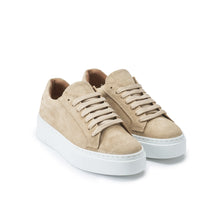 Load image into Gallery viewer, Classic lace-up sneaker beige