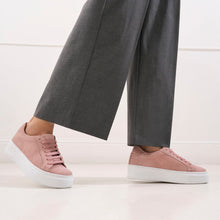 Carica l'immagine nel visualizzatore di Gallery, Classic lace-up sneaker rose
