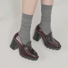 Carica e avvia il video nel visualizzatore di galleria, Heeled penny loafer bordeaux