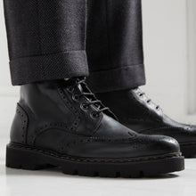 Charger l&#39;image dans la galerie, Wing tip derby boot black
