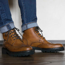 Carica l&#39;immagine nel visualizzatore di Gallery, Wing tip derby boot tan brown
