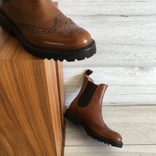 Carica l&#39;immagine nel visualizzatore di Gallery, Wing tip chelsea boot tan brown
