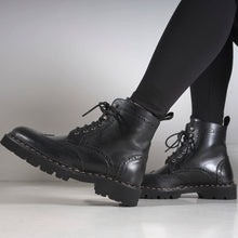 Charger l&#39;image dans la galerie, Wing tip derby boot black
