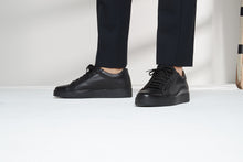 Charger l&#39;image dans la galerie, Classic lace-up sneaker black
