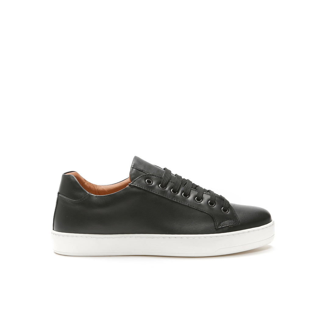 Classic lace-up sneaker black
