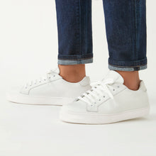 Carica l&#39;immagine nel visualizzatore di Gallery, Classic lace-up sneaker white
