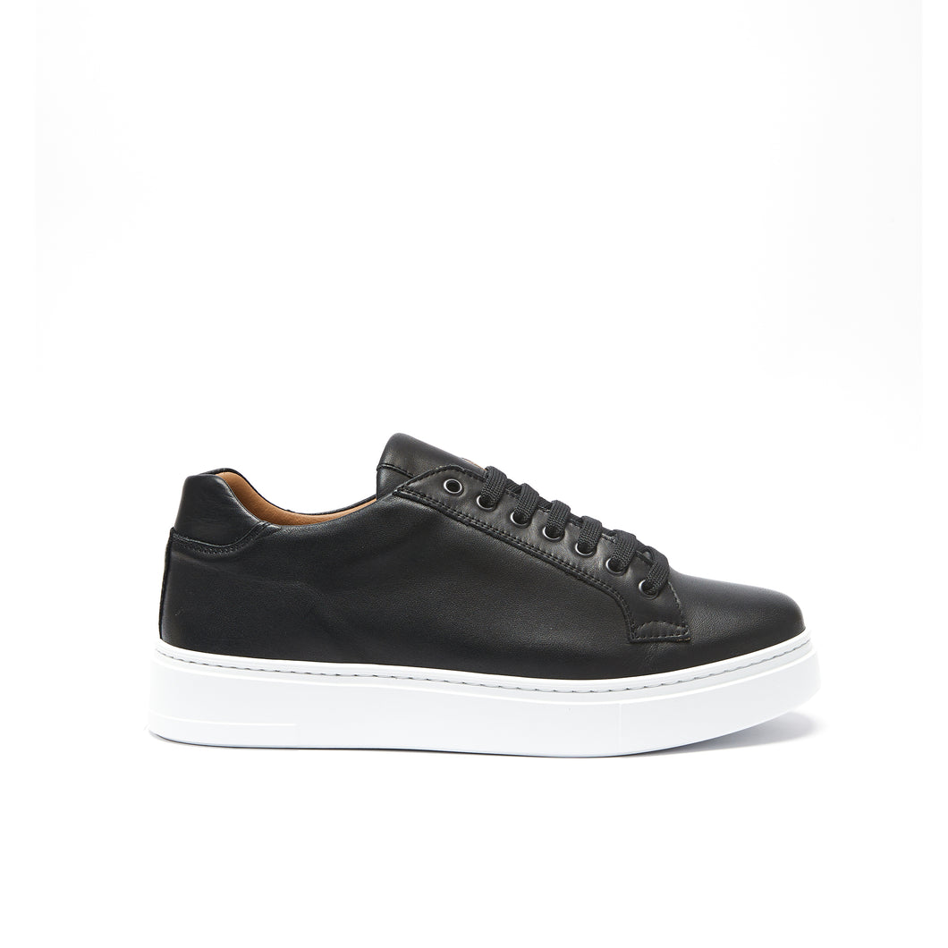 Classic lace-up sneaker black