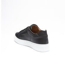 Carica l&#39;immagine nel visualizzatore di Gallery, Classic lace-up sneaker black
