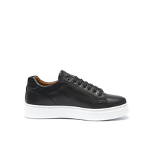 Carica l&#39;immagine nel visualizzatore di Gallery, Classic lace-up sneaker black
