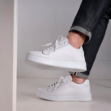 Load image into Gallery viewer, Classic lace-up sneaker white
