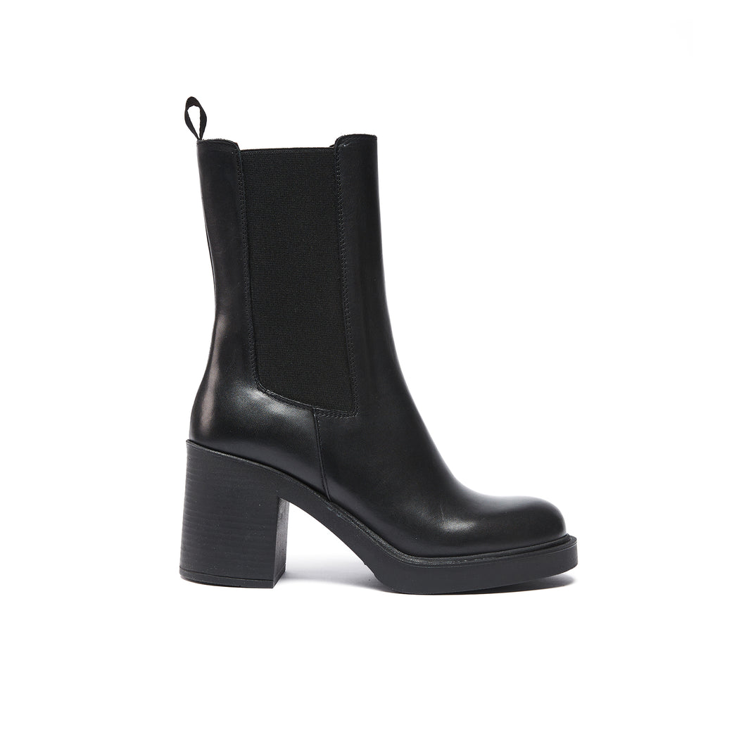 Heeled chelsea boot black