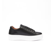 Carica l&#39;immagine nel visualizzatore di Gallery, Classic lace-up sneaker black
