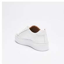 Carica l&#39;immagine nel visualizzatore di Gallery, Classic lace-up sneaker white
