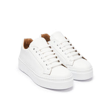 Carica l&#39;immagine nel visualizzatore di Gallery, Classic lace-up sneaker white
