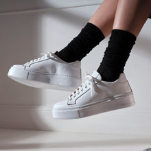 Carica l&#39;immagine nel visualizzatore di Gallery, Classic lace-up sneaker white
