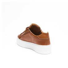 Carica l&#39;immagine nel visualizzatore di Gallery, Classic lace-up sneaker tan brown
