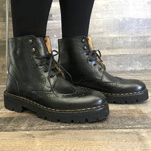 Carica l&#39;immagine nel visualizzatore di Gallery, Wing tip derby boot black
