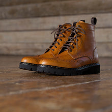 Carica l&#39;immagine nel visualizzatore di Gallery, Wing tip derby boot tan brown
