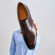 Load image into Gallery viewer, Straight cap oxford dark brown
