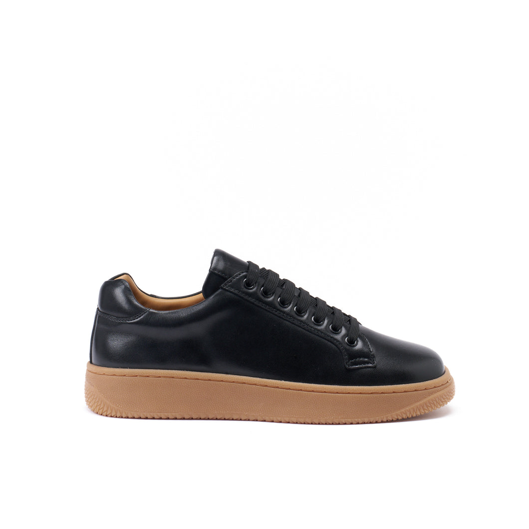 Classic lace-up sneaker black