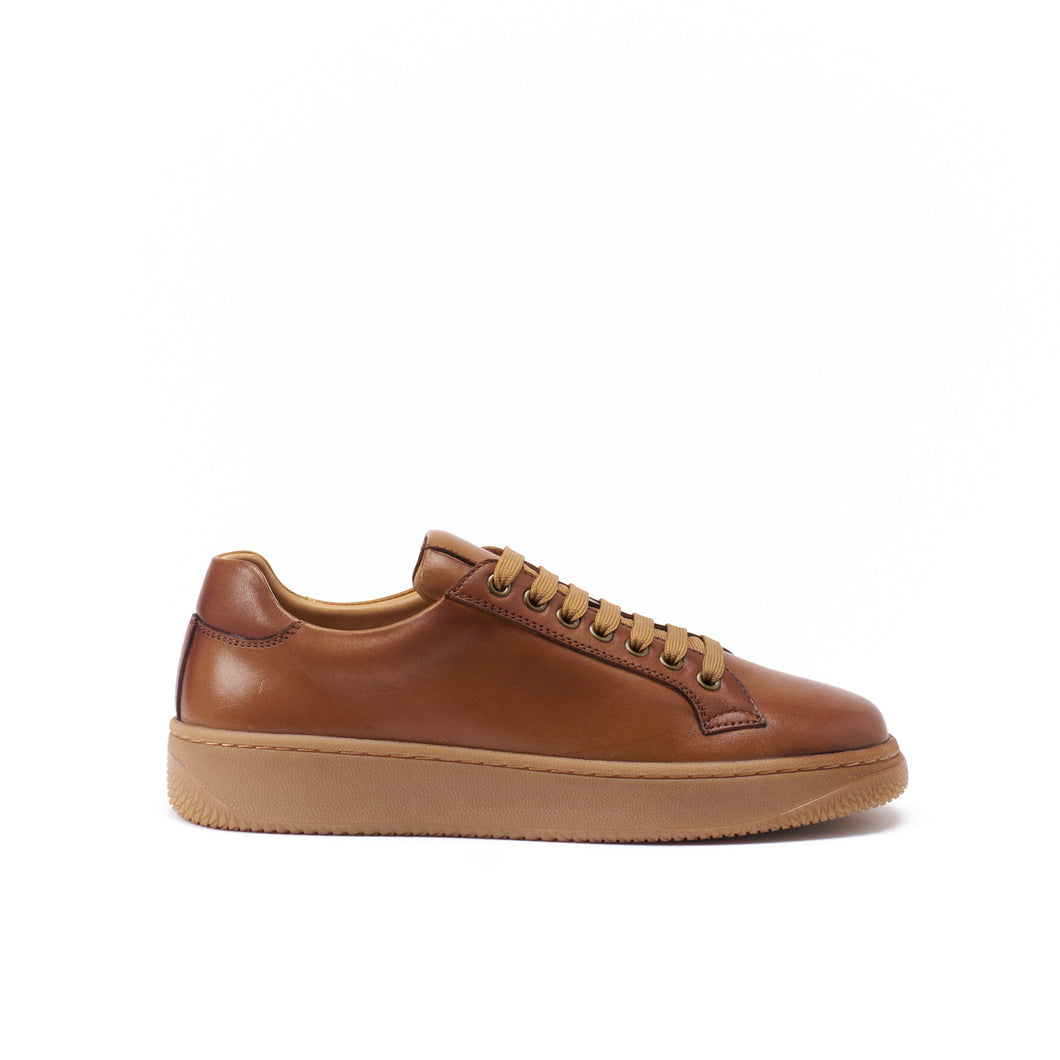 Classic lace-up sneaker tan brown