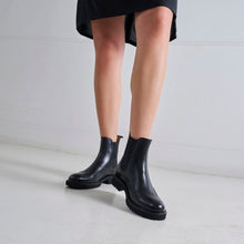 Load image into Gallery viewer, Wing tip Chelsea boot black
