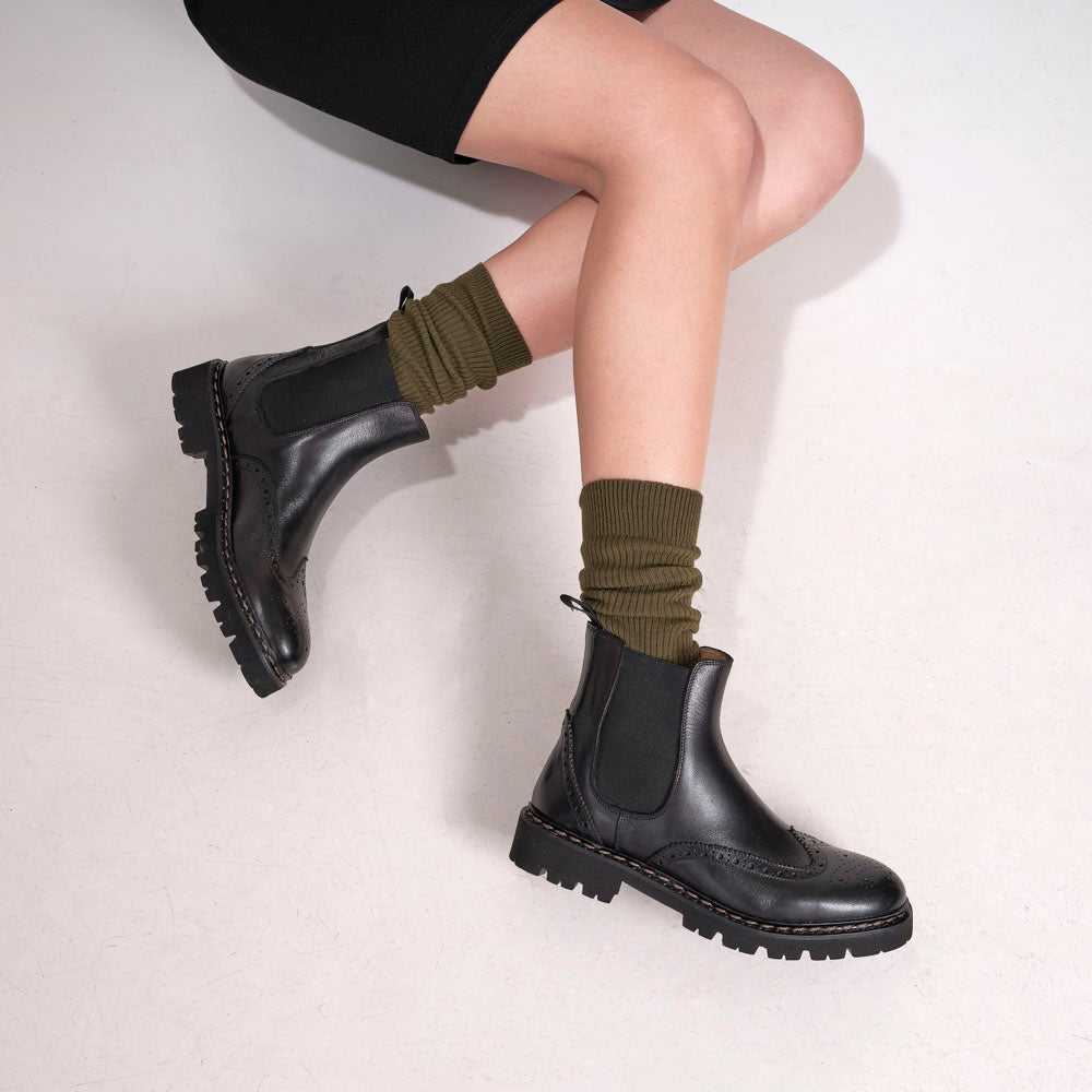Wing tip Chelsea boot black
