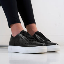 Load image into Gallery viewer, Wing tip sneaker black
