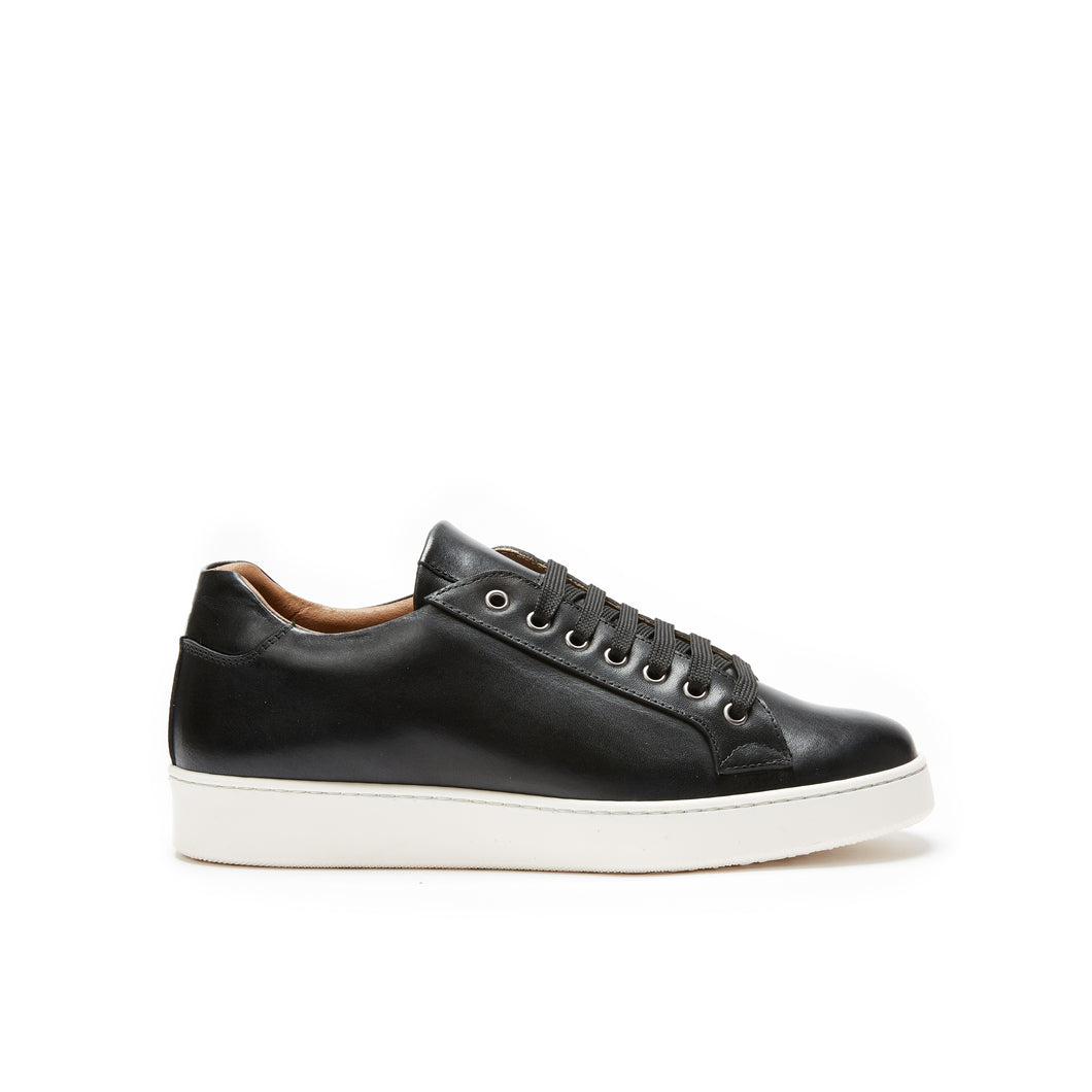 Classic lace-up sneaker black