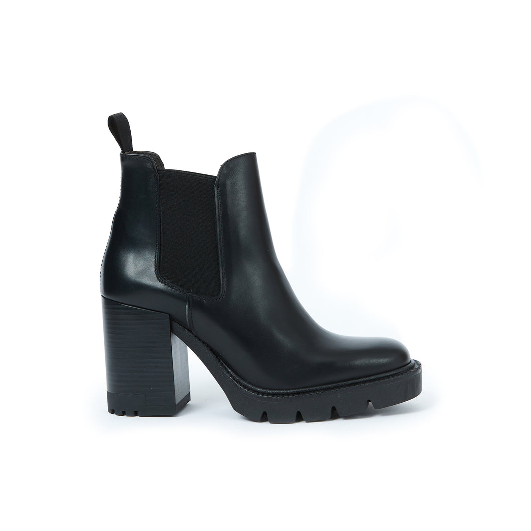 Heeled chelsea boot black