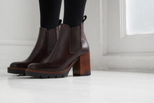 Load image into Gallery viewer, Heeled chelsea boot dark brown
