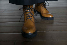 Carica l&#39;immagine nel visualizzatore di Gallery, Wing tip derby boot tan brown
